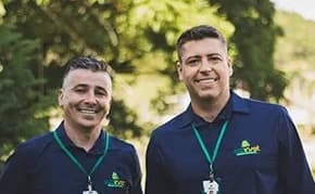 Os sócios-fundadores da Ecoinset, lado a lado, de camisa polo azul-marinho com o logo da empresa.